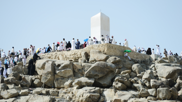 Pelegrinët myslimanë vazhdojnë udhëtimin shpirtëror në malin Arafat
