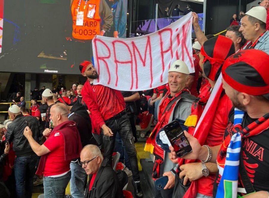 FOTOLAJM/ ‘Rama ik’, tifozët hapin pankartën në stadiumin e Dortmundit