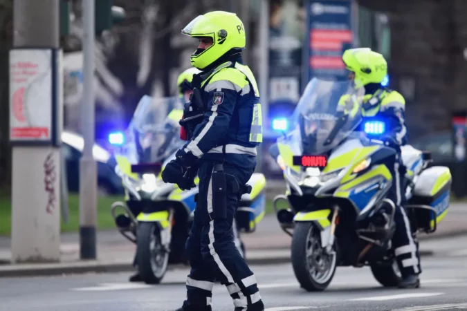 Tentuan të sulmonin tifozët kuqezi, policia arreston 50 italianë