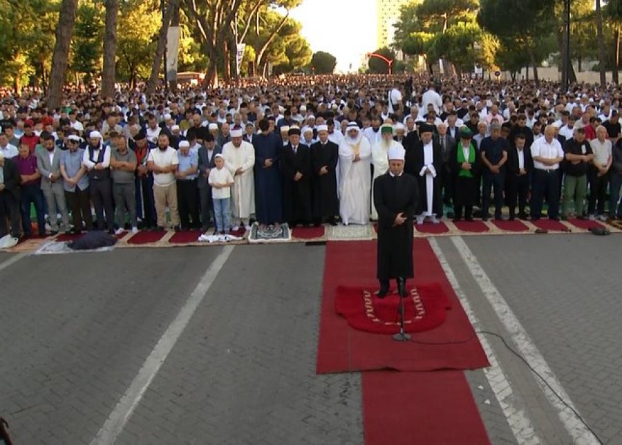 Besimtarët myslimanë festojnë sot Kurban Bajramin, falin namazin në bulevardin ‘Dëshmorët e Kombit’