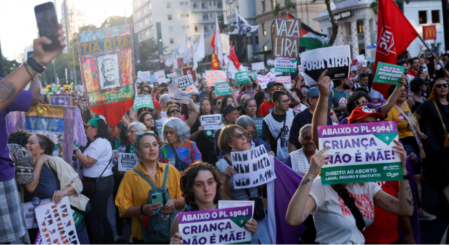 Gratë braziliane marshojnë kundër ligjit që shtrëngon ndalimin e abortit