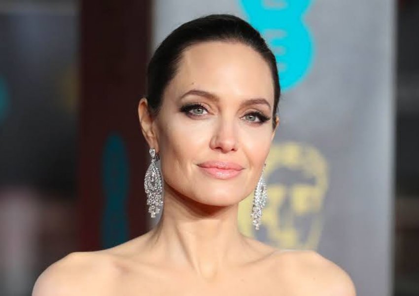 Befason Angelina Jolie: Bën tatuazh të ri në mes të gjoksit, ja kuptimi!