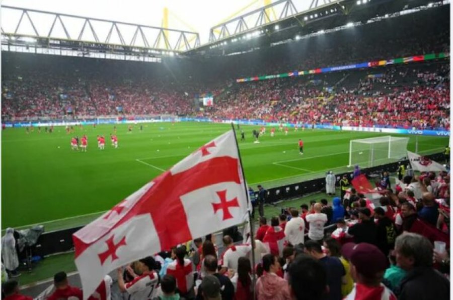 VIDEO/ Kaos në ndeshjen Turqi-Gjeorgji, tifozët përleshen brenda në stadium