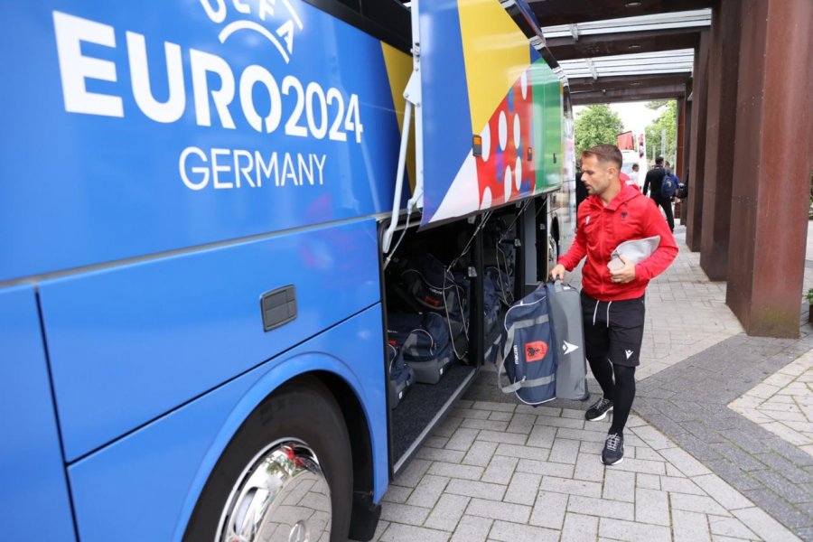 FOTO/ Kombëtarja niset drejt Hamburgut, përcaktohen arbitrat e ndeshjes me Kroacinë