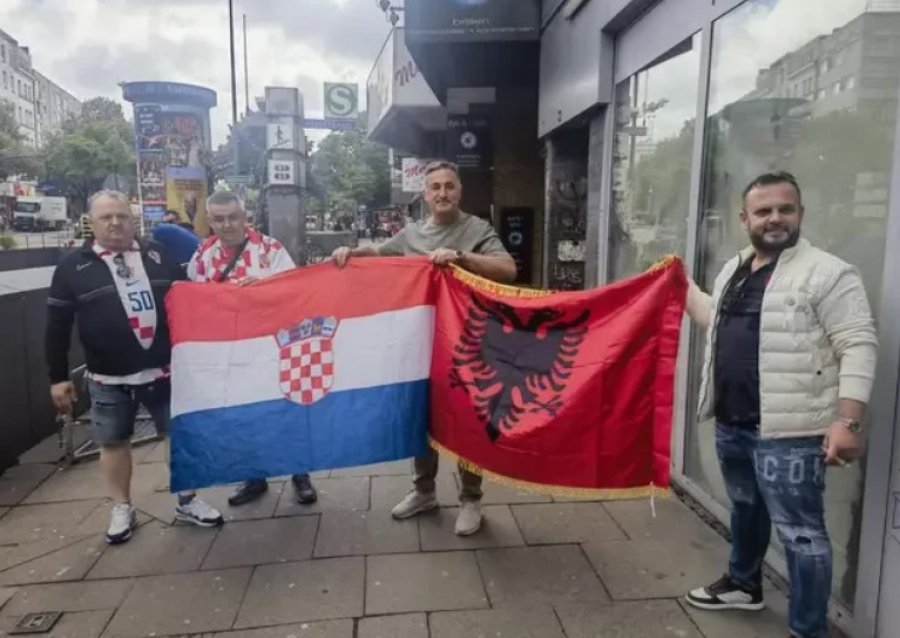 Babai i Arbër Hoxhës pozon me flamurin shqiptar dhe kroat: Të fitojë më i miri