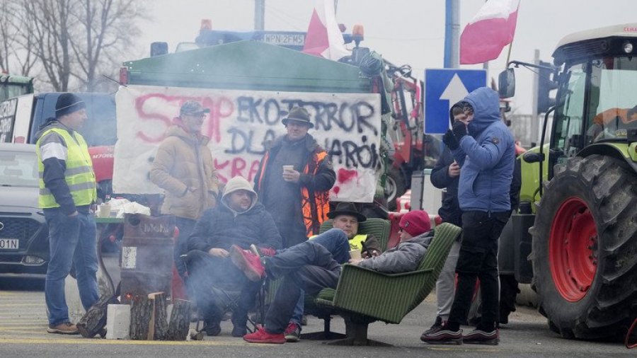 Fermerët polakë tentojnë të ndalojnë emigrantët ilegalë/ Cfarë bënë këtë herë