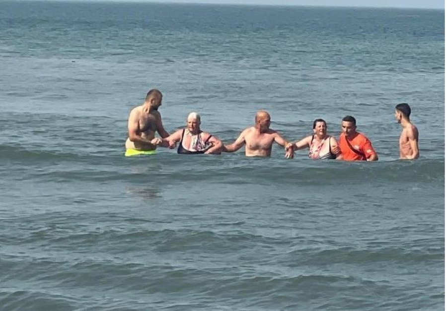 FOTO/ Rrezikonin të mbyteshin, shpëtohen nga vrojtuesi i plazhit dy gra në Shëngjin