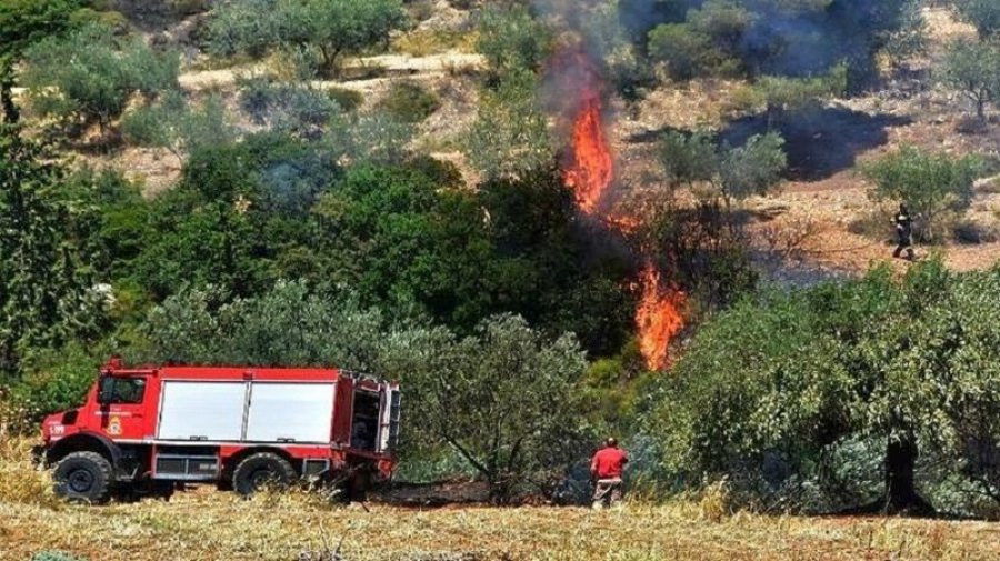 Greqia “pushtohet” nga zjarret/ Dhjetëra vatra gjatë orëve të fundit, një i vdekur