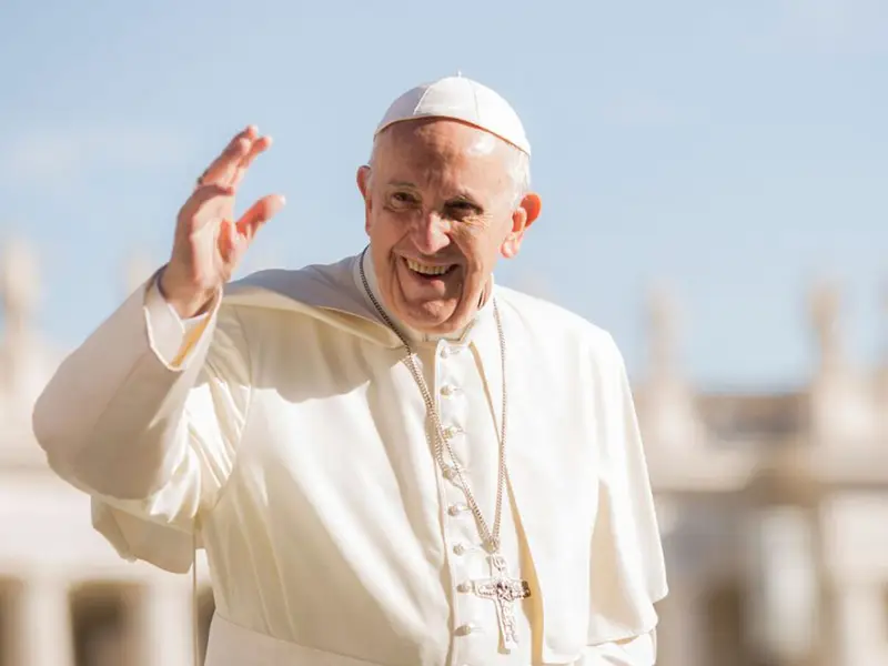 Virale/ Papa Françesku përshëndet kuqezinjtë me shqiponjën dykrenare