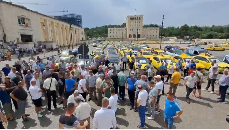 Taksistët e Tiranës në protestë/ Sindikata: Nëse nuk plotësohen kërkesat, do bllokojmë totalisht bulevardin