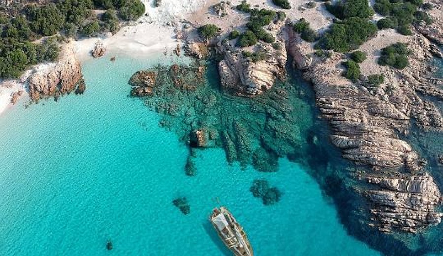 Fotografoi në një nga plazhet më të bukura në Evropë, blogeri gjobitet me 1800 euro