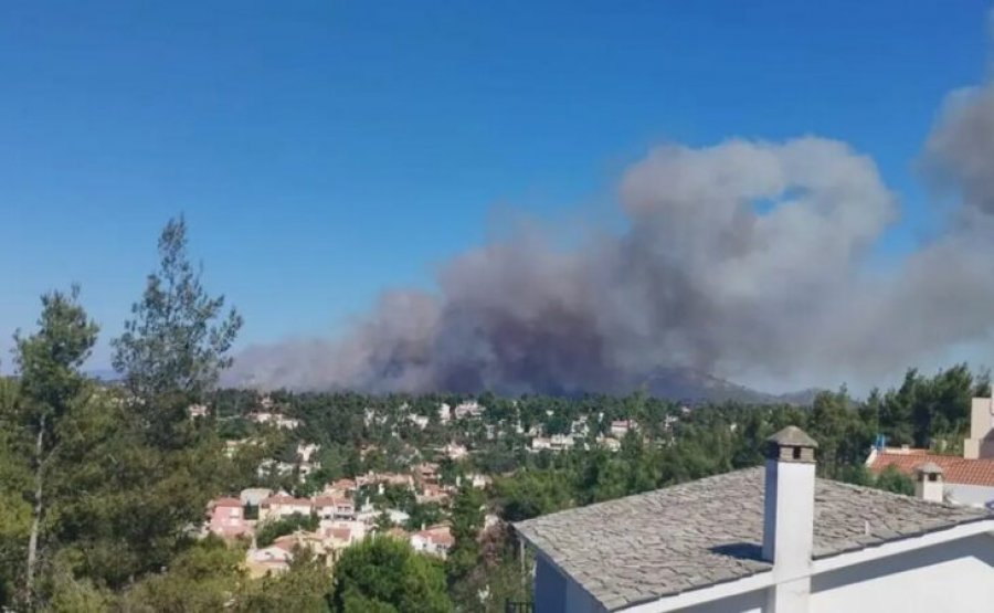 Zjarret në Greqi/ Policia largon banorët nga shtëpitë, shihni pamjet