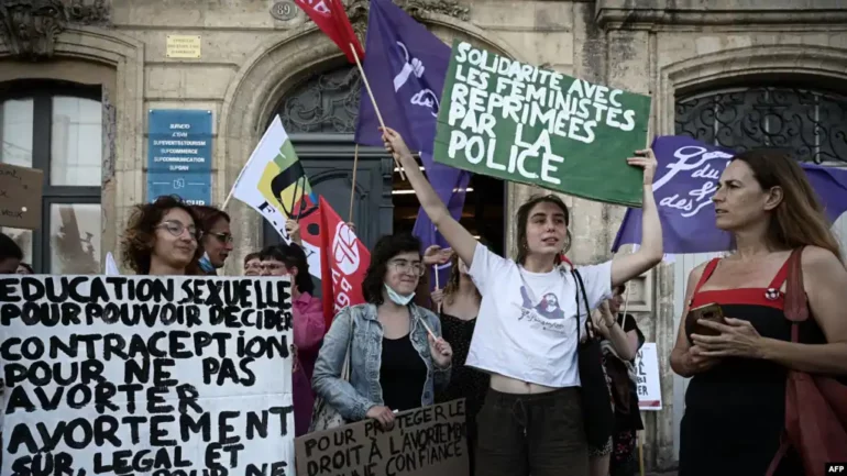 Francë, e drejta për abort do të vendoset në Kushtetutë
