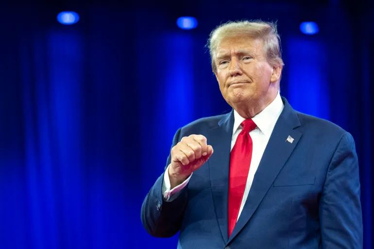 'Ju pëlqej, ju besohet?' Trump-i bën shaka teksa përshëndet emigrantët që po përpiqet t'i ndalojë të hyjnë në Amerikë