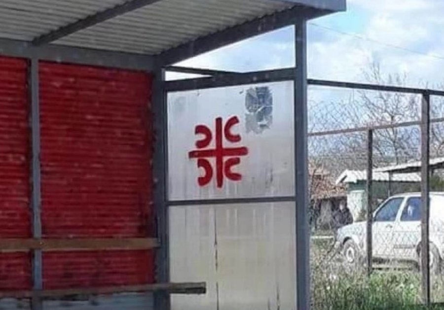 Grafite me simbolin serb në lagjen me shqiptarë në veri të Kosovës