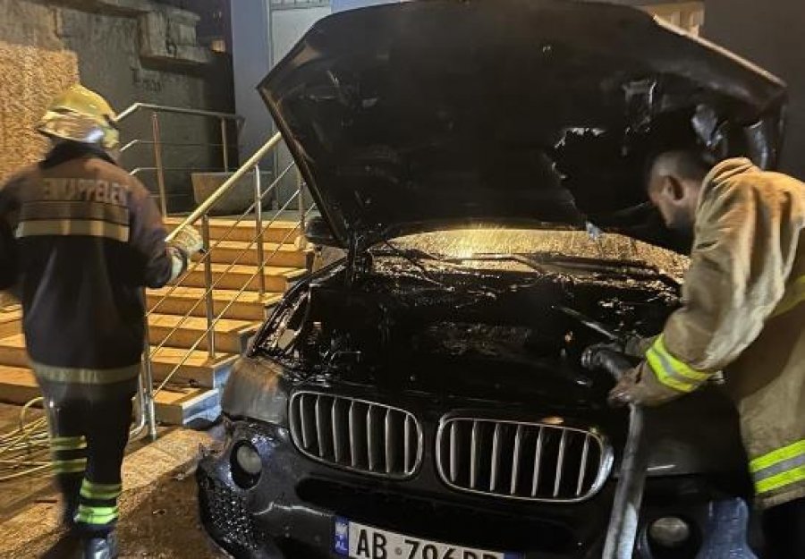 FOTO/ Digjet gjatë natës ‘BMW X5’ në Vlorë