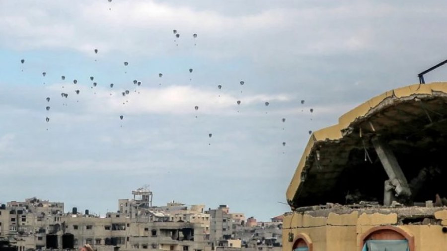 VIDEO/ Vdesin 5 palestinezë, u ranë përsipër ndihmat e hedhura nga avionët