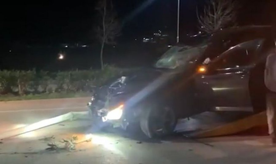Aksident në hyrje të Vlorës, makina me targa të huaja përplaset me shtyllën, plagoset një person