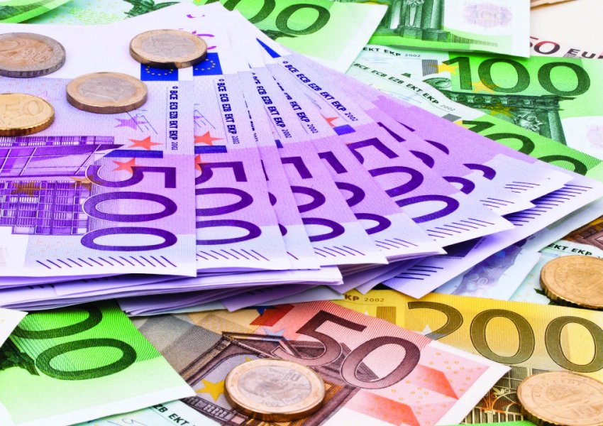 Banka e Shqipërisë ndalon ‘rrokullisjen’ e euros, po e mban kursin pranë kufirit të 100 lekëve