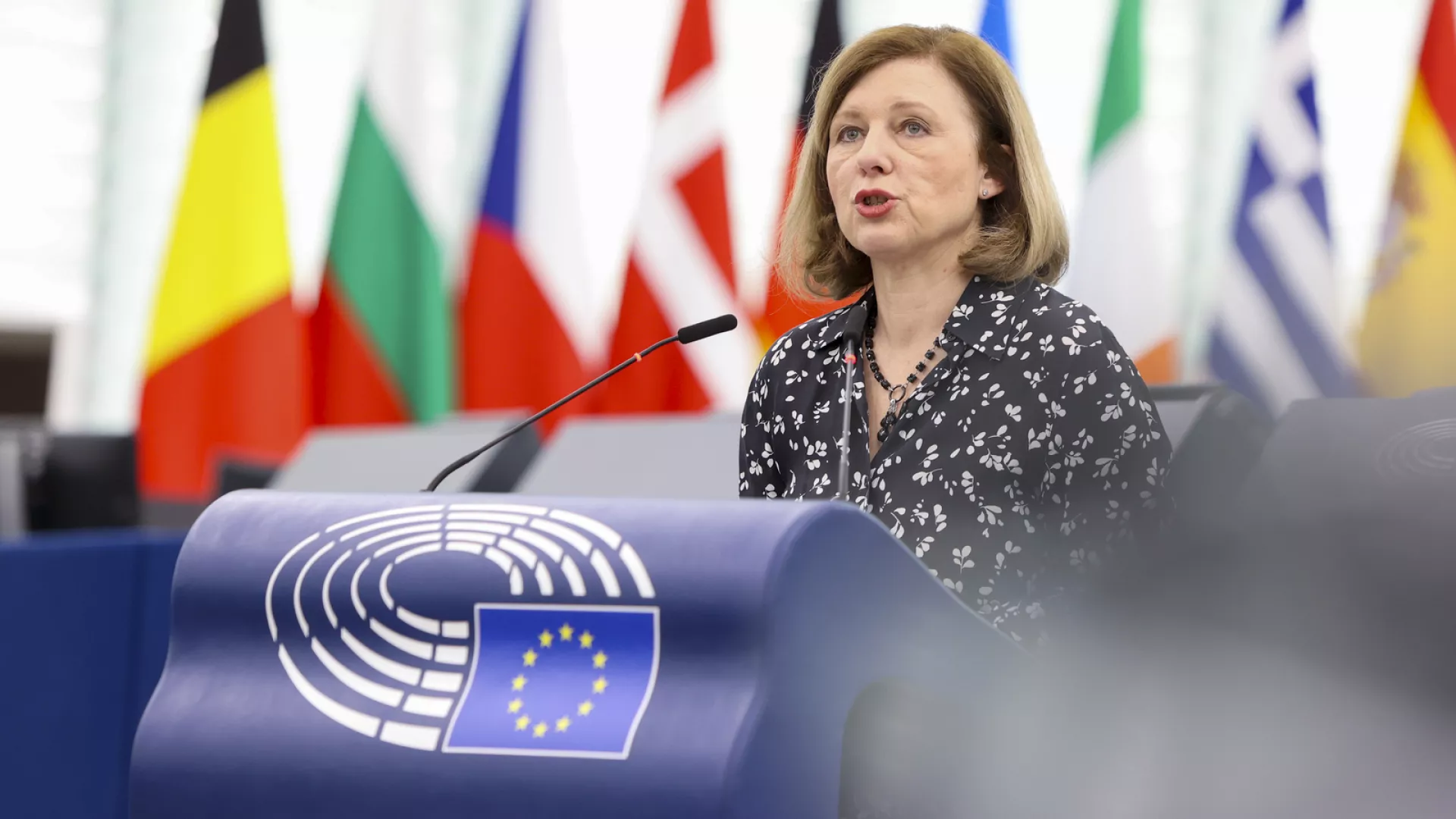 Parlamenti i BE miraton ligjin që mbron lirinë e medias dhe kufizon përgjimin ndaj gazetarëve