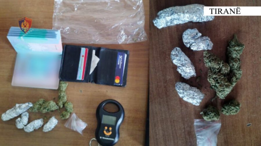 Kishte bërë gati dozat e drogës për t’i shitur, arrestohet i riu në Tiranë