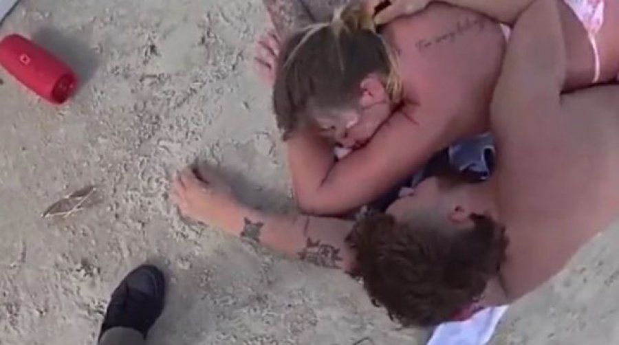 Çiftin e dehur e zë gjumi në plazh, zhduken fëmijët 5 dhe 7 vjeç