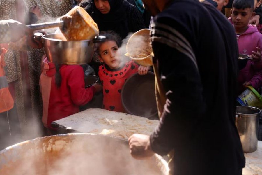 Pa asnjë mundësi për të festuar Ramazanin, palestinezët mblidhen te kuzhinat e supave