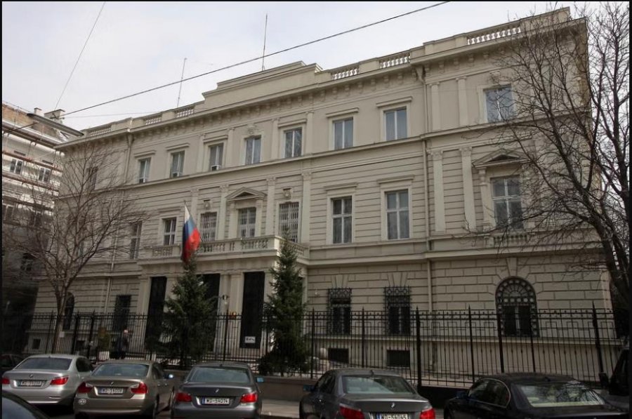 Policët jashtë ambasadës ruse urdhërohen të mos pranojnë ‘dhuratat’ nga personeli në Austri