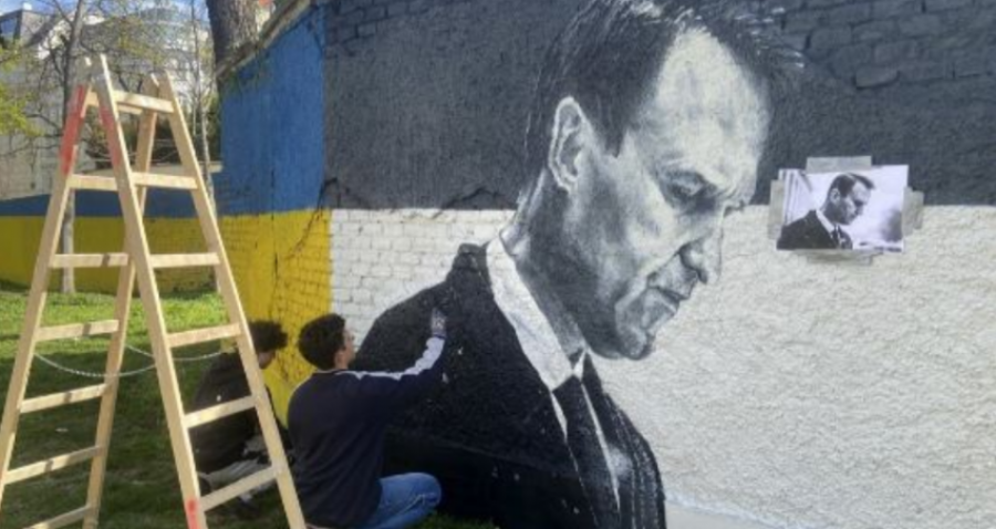 Dy portrete të mëdha të Navalny shfaqen në Vjenë