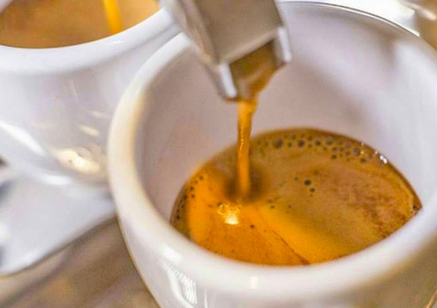 Pirja e dy deri në tre kafeve në punë mund të ulë rrezikun e vdekjes së parakohshme