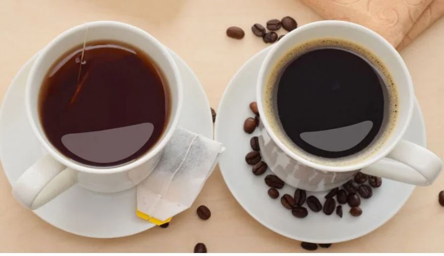 Pesë arsye pse kafeja në mëngjes mund të jetë alternativë më e mirë se çaji