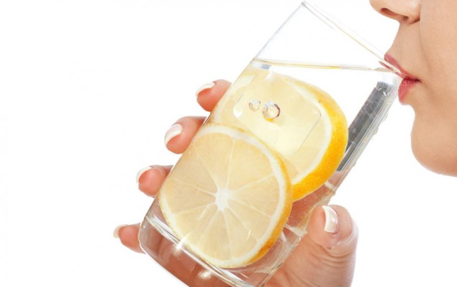 Ndihmon në humbjen e peshës dhe redukton fryrjet e barkut, zbuloni përfitimet që merrni nga konsumi i ujit me limon