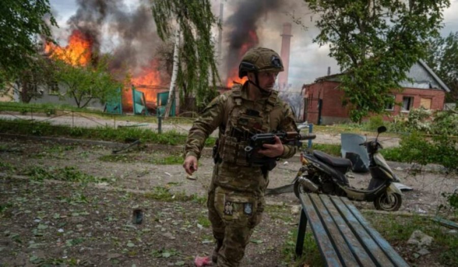 Trupat ukrainase tërhiqen nga disa zona, Zelenskyy shtyn udhëtimet jashtë vendit mes ofensivës ruse