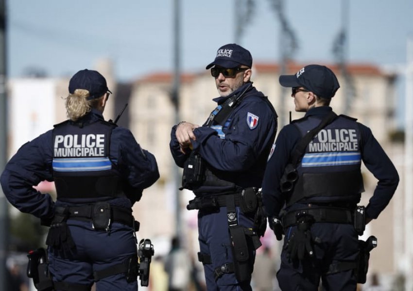 Policia franceze vret një burrë që tentoi të djegë sinagogën