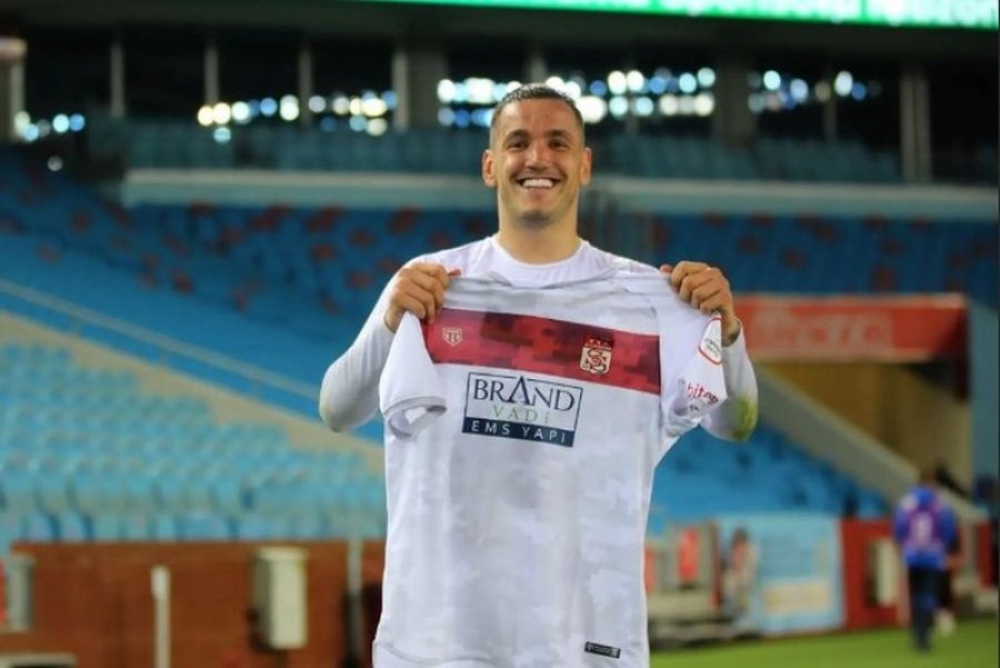 Protagonist në fitoren e Sivasporit, Manaj shpallet 'Lojtari i Ndeshjes' në derbin shqiptar