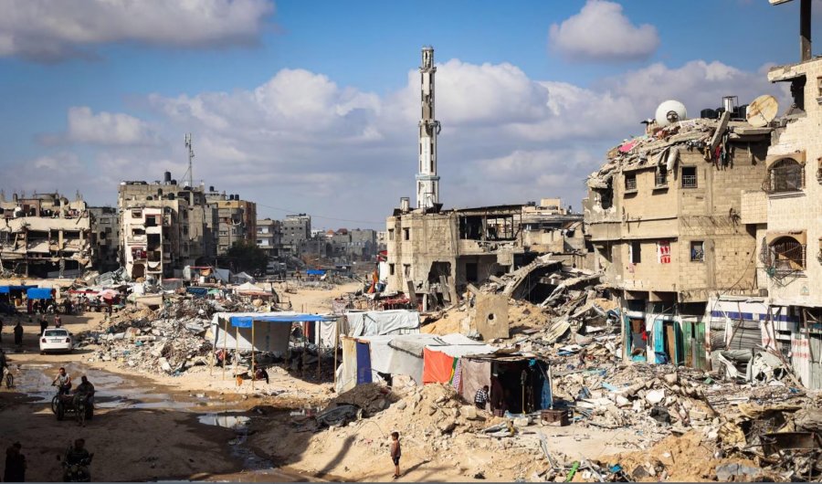 Vuajtjet e palestinezëve të shpërngulur mes konfliktit në Gazë