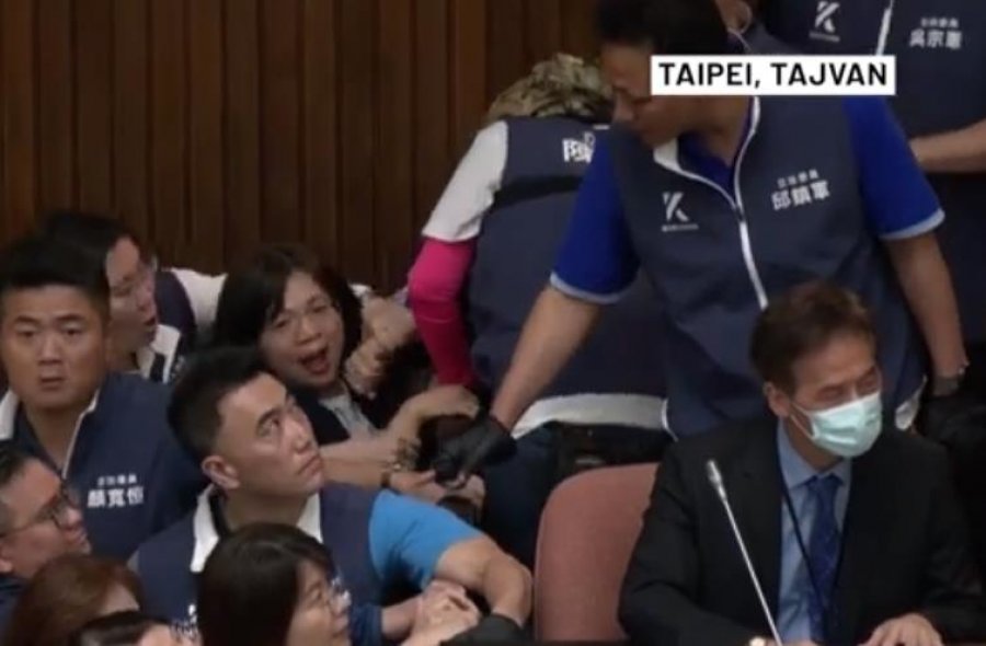 VIDEO/ Plas grushti në parlamentin e Tajvanit - Pa koment