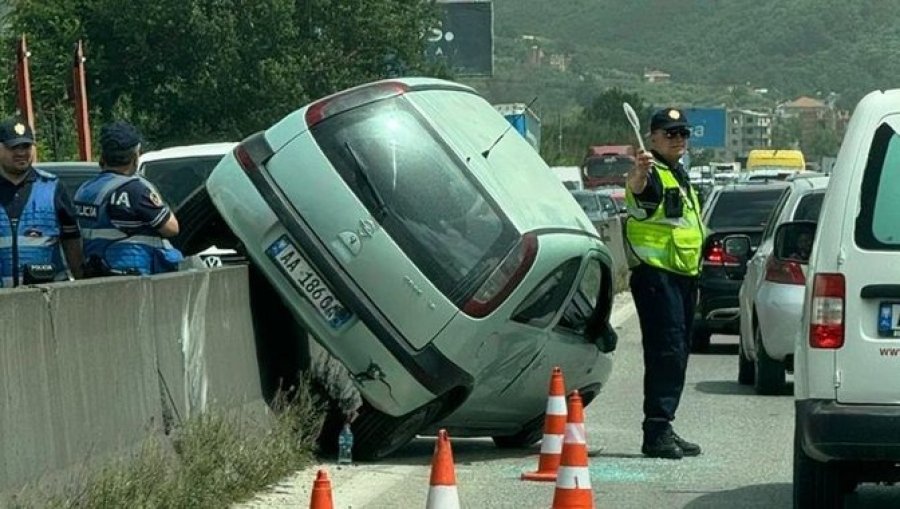 FOTOLAJM/ Aksident në autostradën Tiranë-Durrës, makina përfundon mbi trafikndarëse