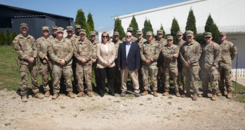 Ambasadori i SHBA-së, Hovenier, viziton kampin “Notting Hill” në veri të Kosovës