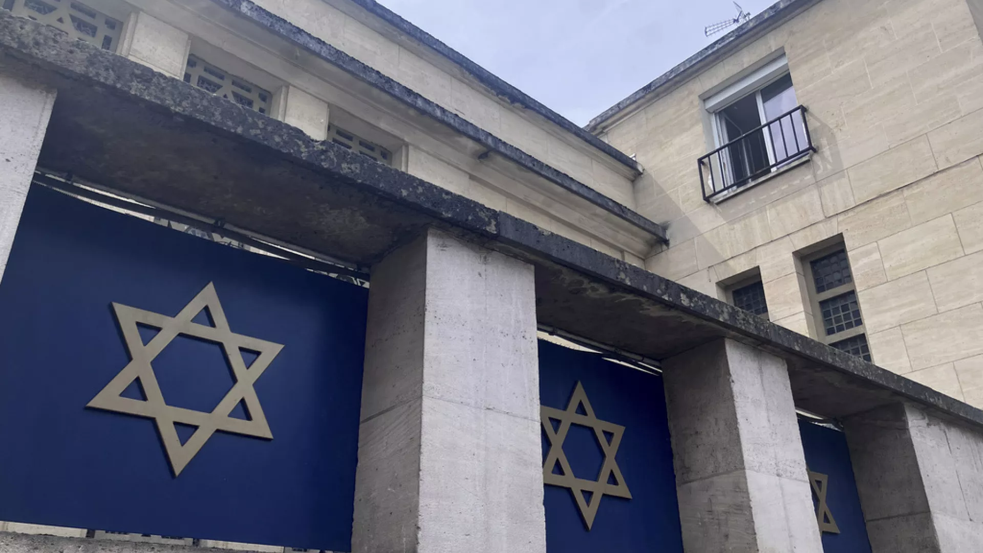 Solidaritet në Paris, qindra njerëz ndjekin ceremoninë e së shtunës pas sulmit në sinagogë