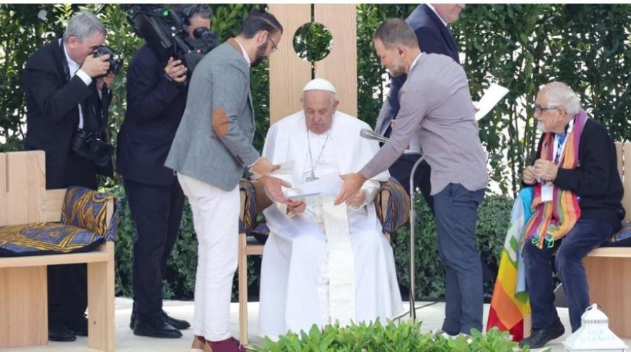 Gjest simbolik para Papa Françeskut, një izraelit dhe një palestinez përqafohen me njëri-tjetrin