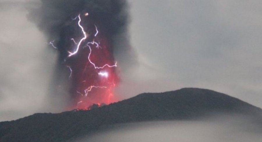 VIDEO/ Shpërthen vullkani Ibu në Indonezi, evakuohen banorët e shtatë fshatrave