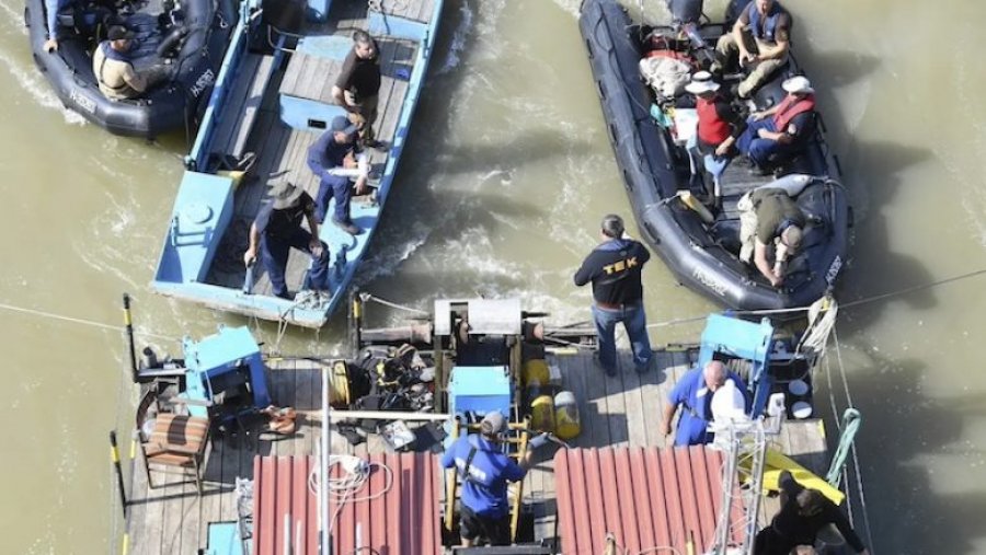 Dy të vdekur dhe pesë të zhdukur pas 'përplasjes me një varkë' pranë Budapestit të Hungarisë