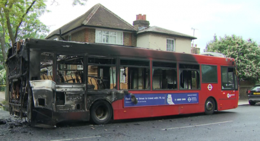 Digjet një autobus në rrugët e Londrës
