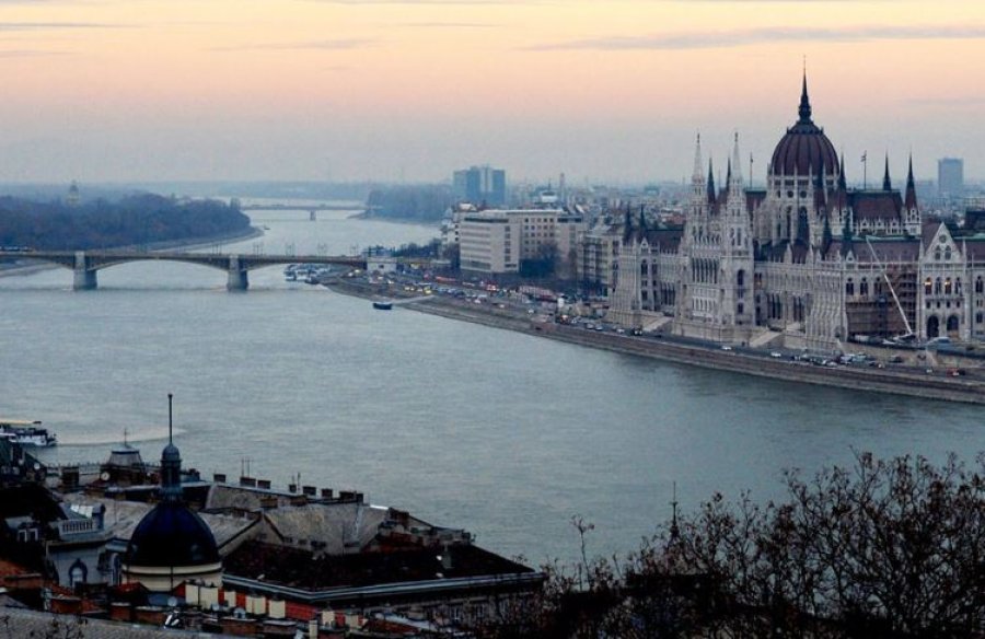 Fundoset varka në lumin Danub në Hungari, humbin jetën 2 persona, zhduken 5 të tjerë