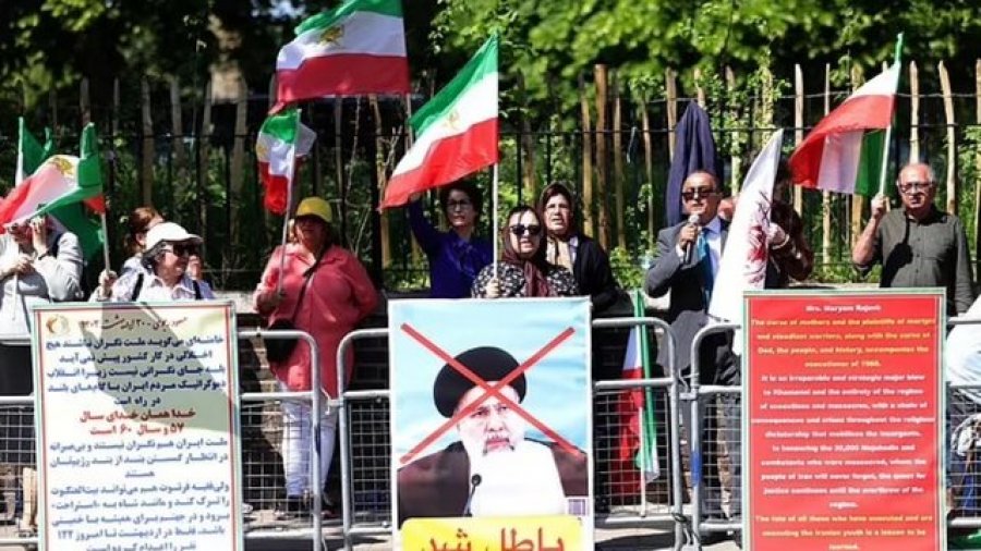 VIDEO/ Iranianët në festë pas vdekjes së presidentit të tyre, nuk mungojnë fishekzjarrët dhe dollitë