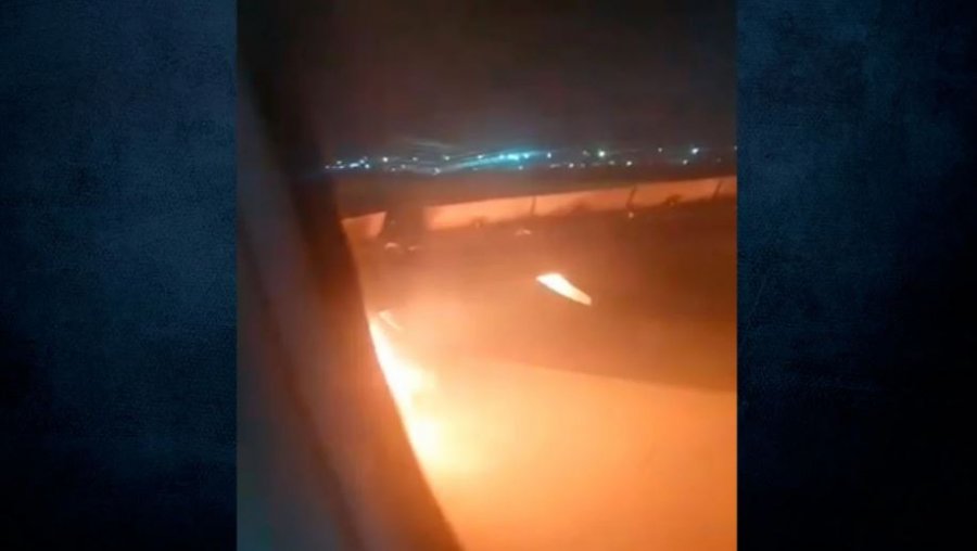VIDEO/ Momente paniku/ Njëri nga motorët e avionit përfshihet nga flakët pak pas ngjitjes, tmerrohen pasagjerët