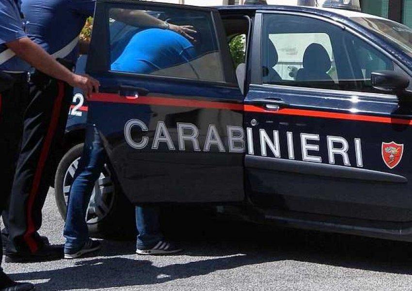Godet gruan me çekiç dhe i këput veshin me dhëmbë/ Arrestohet shqiptari në Itali  