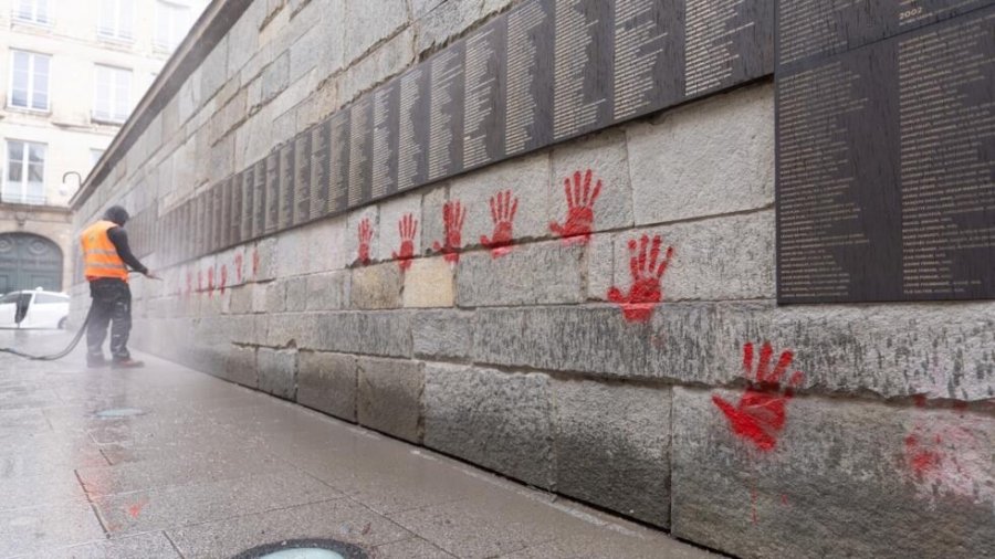 Policia franceze i ndjek deri në Belgjikë ata që dhunuan Memorialin e Holokaustit në Paris