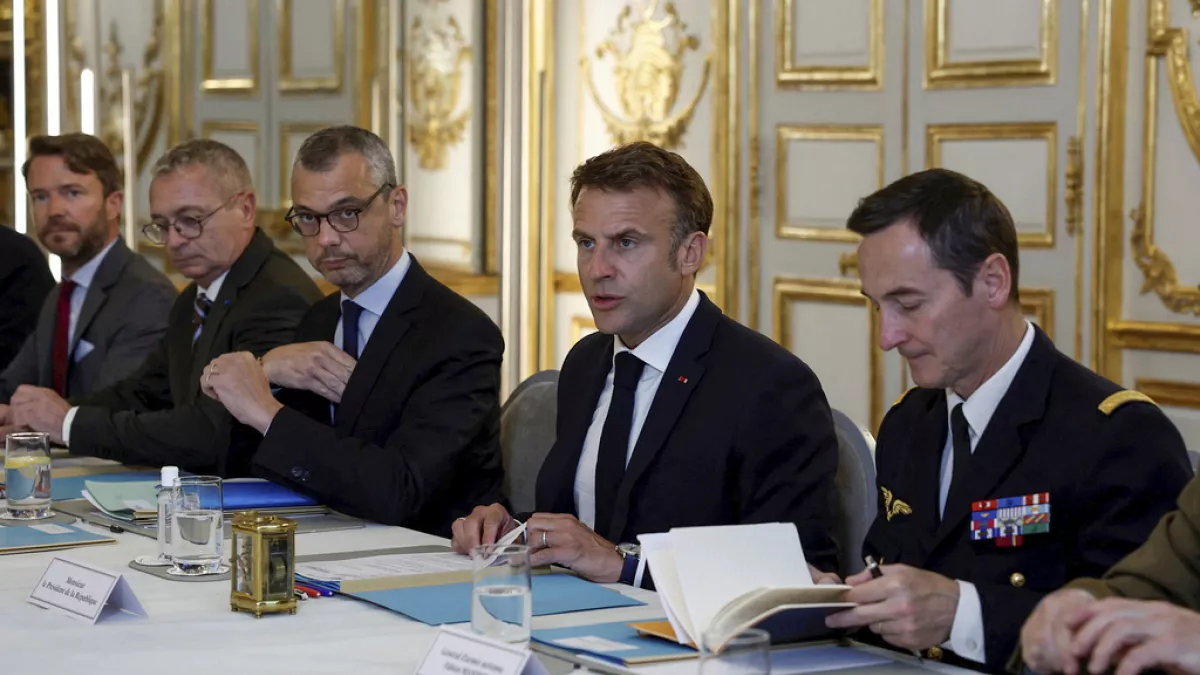 Presidenti francez Macron përshkon oqeanin Paqesor për të ndalur trazirat në Kaledoninë e Re
